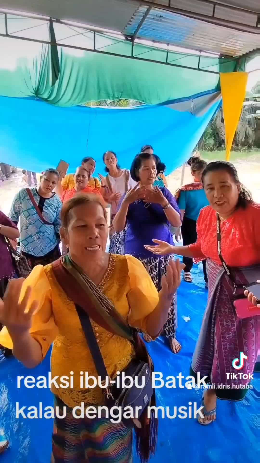 ibu-ibu pecinta musik 
