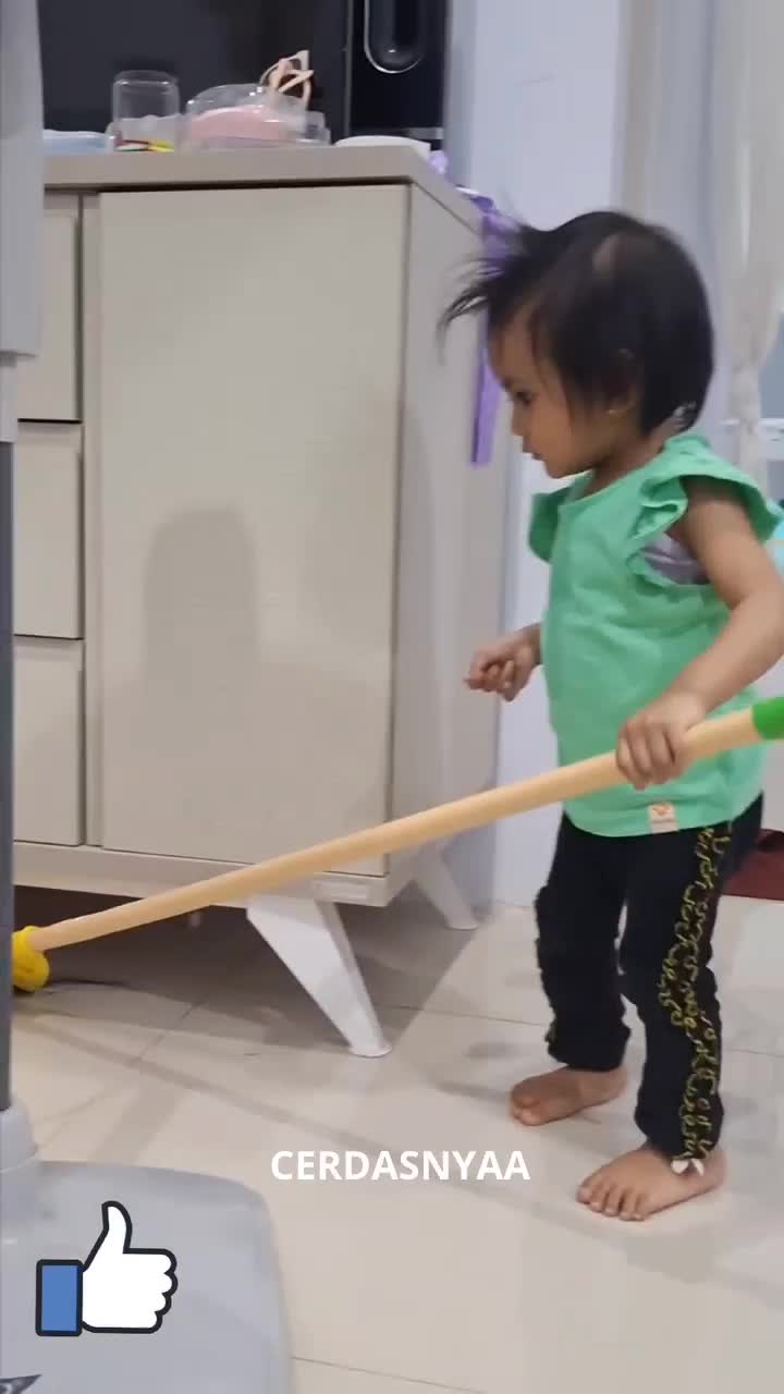 BAYIK LUCU UMUR 2 TAHUN BISA NYAPU # #bayi  #bayilucu 