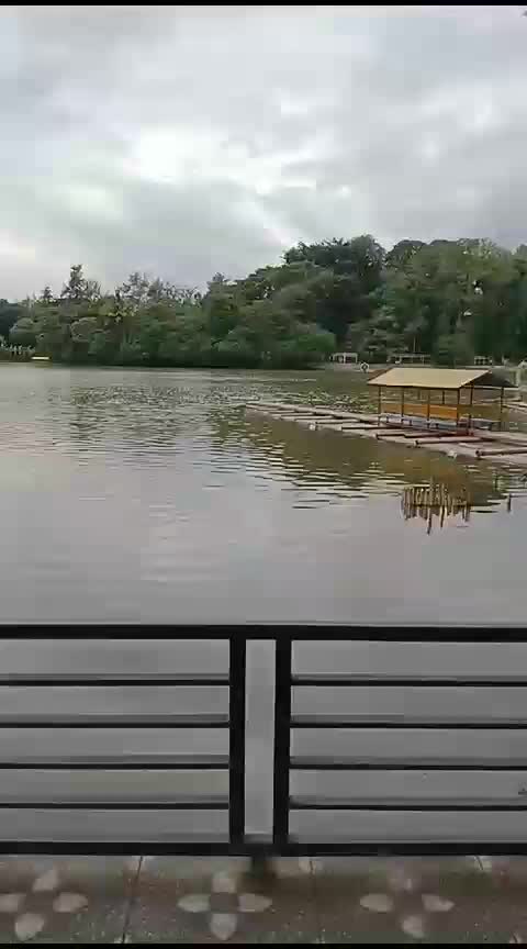 nongkrong di pinggir situ Cangkuang 
