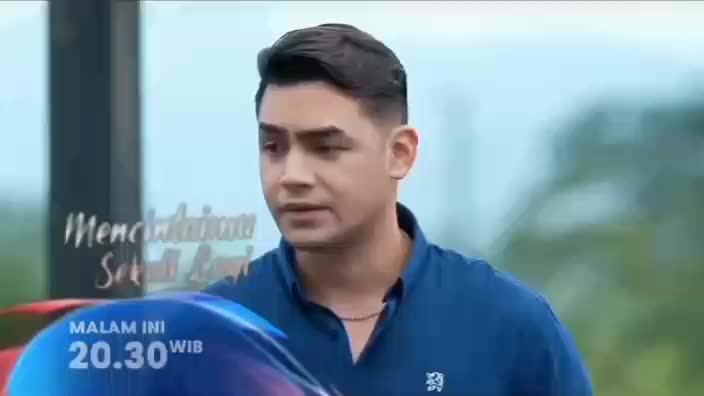 menikmati keindahan pantai 