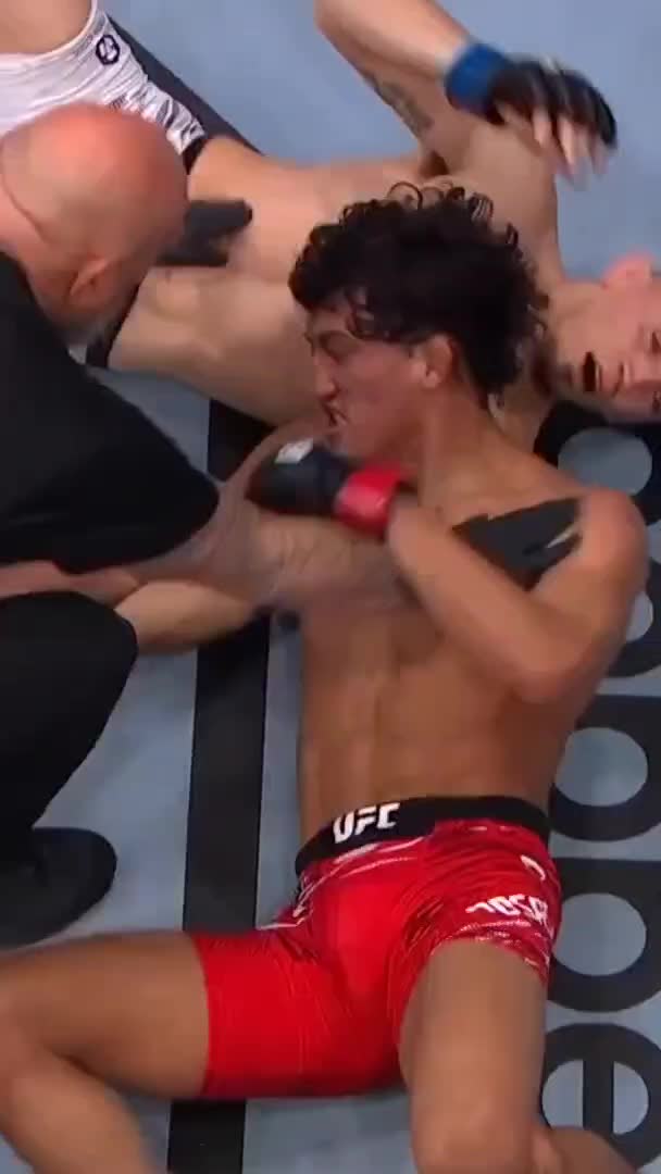 ? What a warrior! @RaulRosasJr throws a thumbs up to end the fight!  #UFC  #ufcmexico