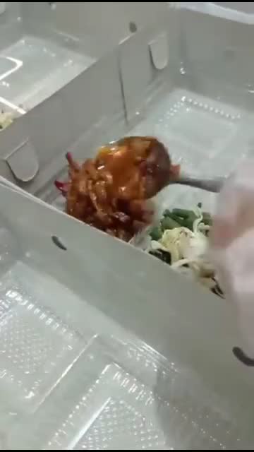 nasi boks ayam goreng dengan urap