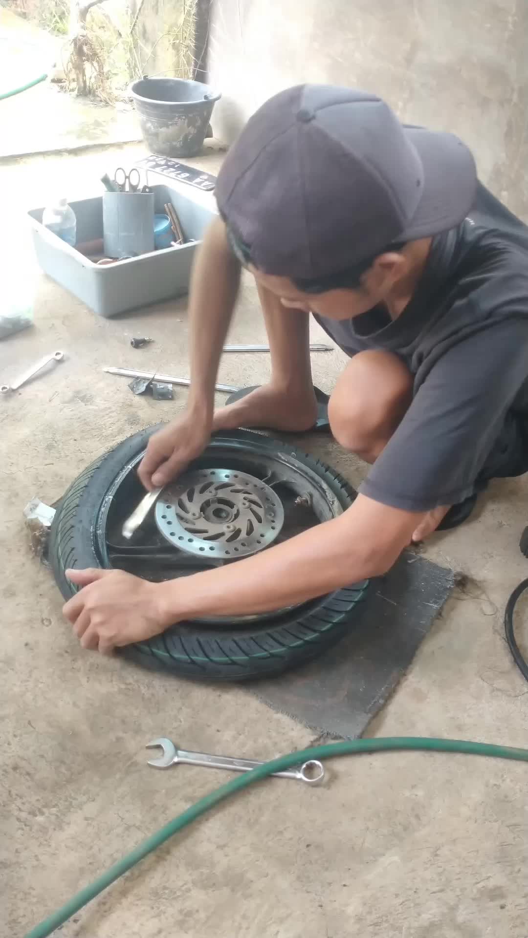 Pemasangan Ban Rida depan Motor Scoopy #motor 