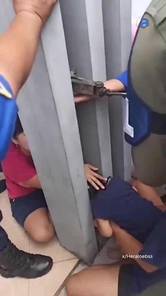 kepala bocah kejepit pagar