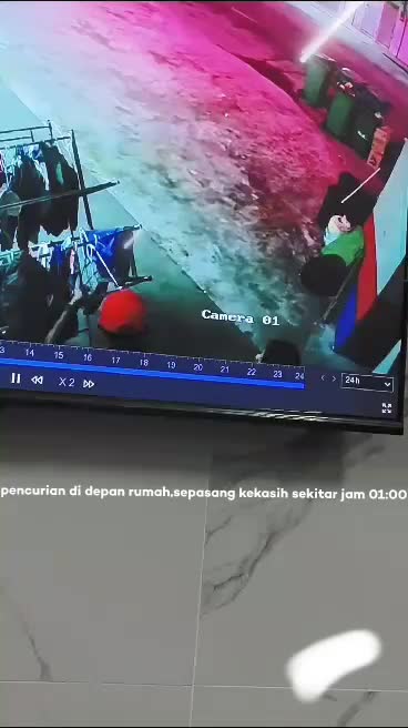 #Terekam CCTV aksi pencurian baju di dapan rumah,sepasang kekasih
macam pilih monza lah di buat dua orang ini😂 #edukasipencurian 
