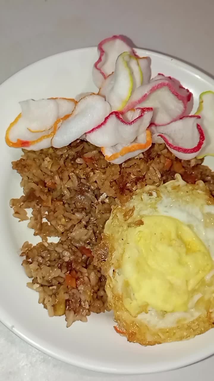 makan nasi goreng enaak ya 