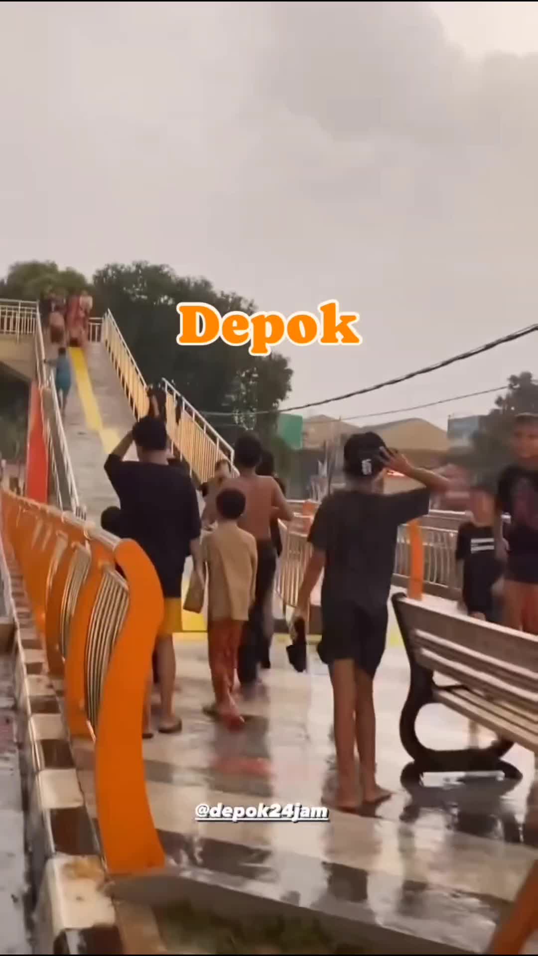 Cuman di Depok jembatan penyebrangan diubah jadi arena bermain. Seru juga yak. Jadi Pengen nyobain 