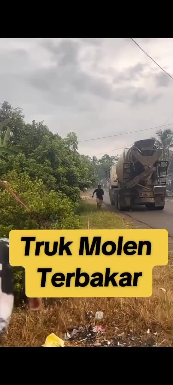 truk molen kebakar 