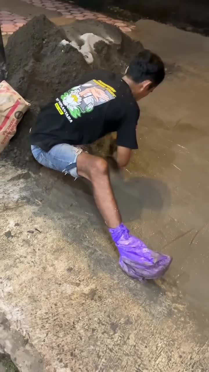 Lembur ngecor depan warung bolo