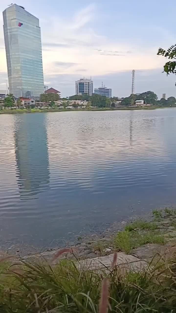 keindahan danau di tengah gedung tinggi yg ada di jakarta
 #AntassalamNissaDanAlmaEsbeye   #Keindahan Alam Papua tidak ada habisnya😍  #danau