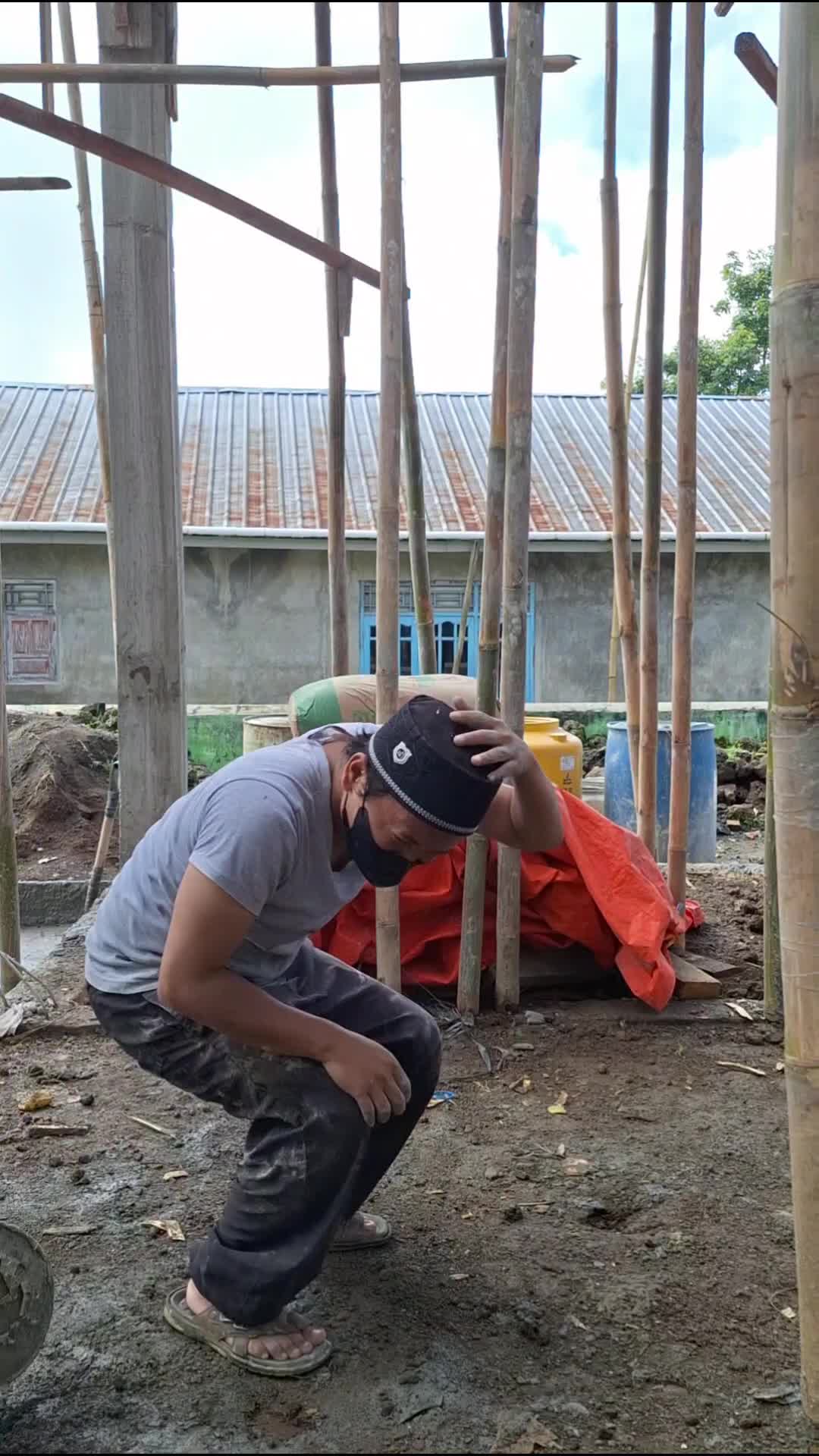 kejatuhan ember cor #siagus #lucu #videolucu 