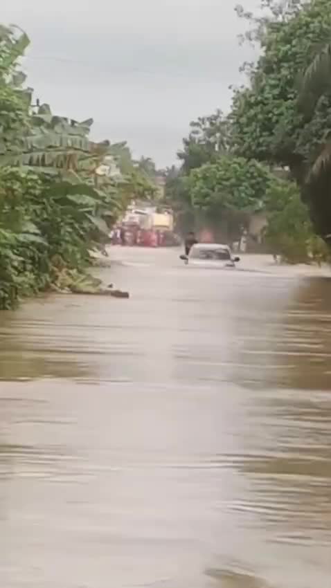 termasuk berani orang ini #sekilasinfo #indonesia#banjir 