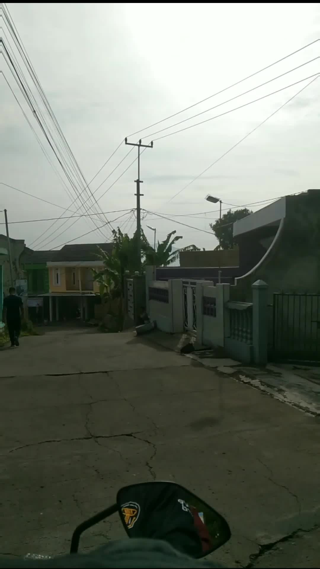 meninjau suasana di kampung 