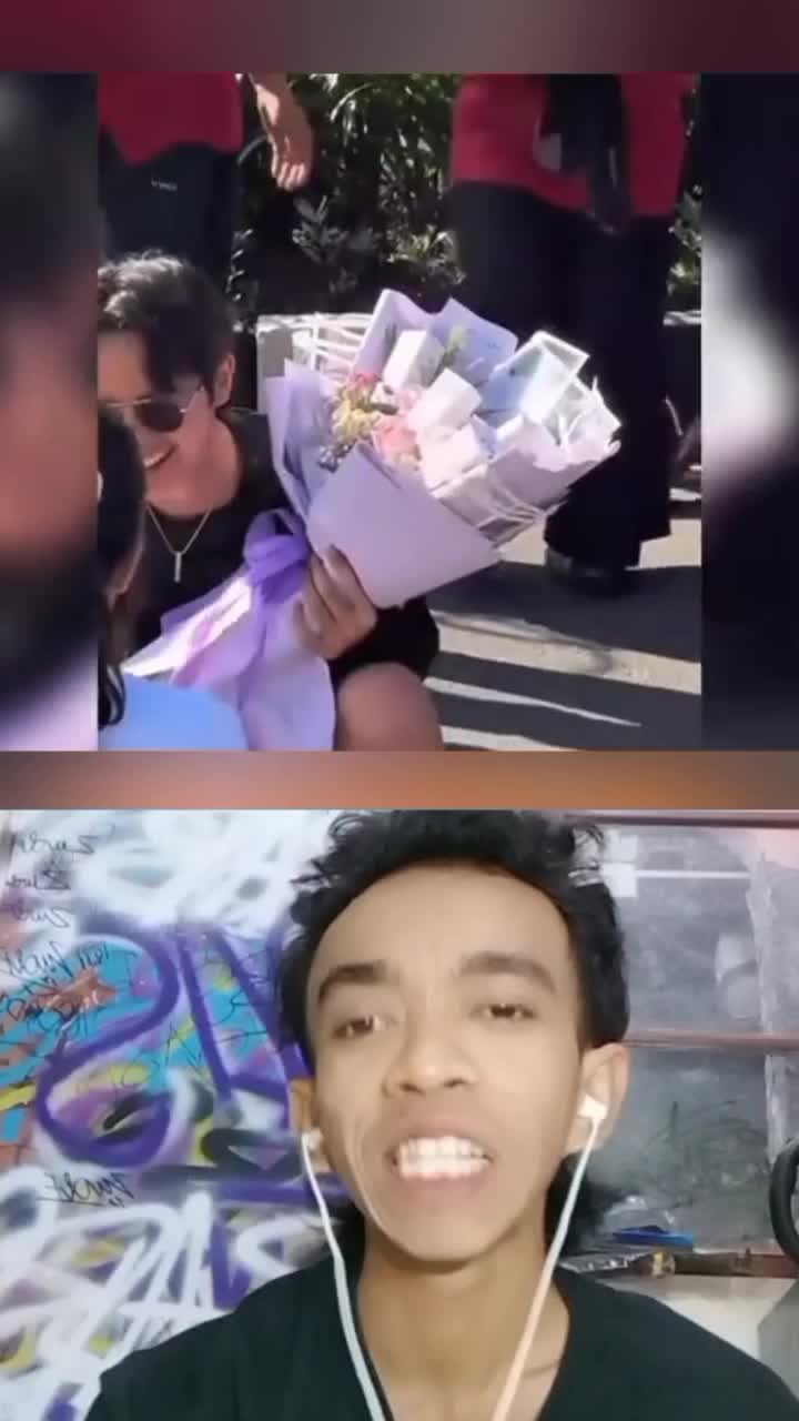 pria itu pura pura terjatuh 
endingnya malah lamar pacarnya 
saat acara CFD #reactiont #duett #virall 