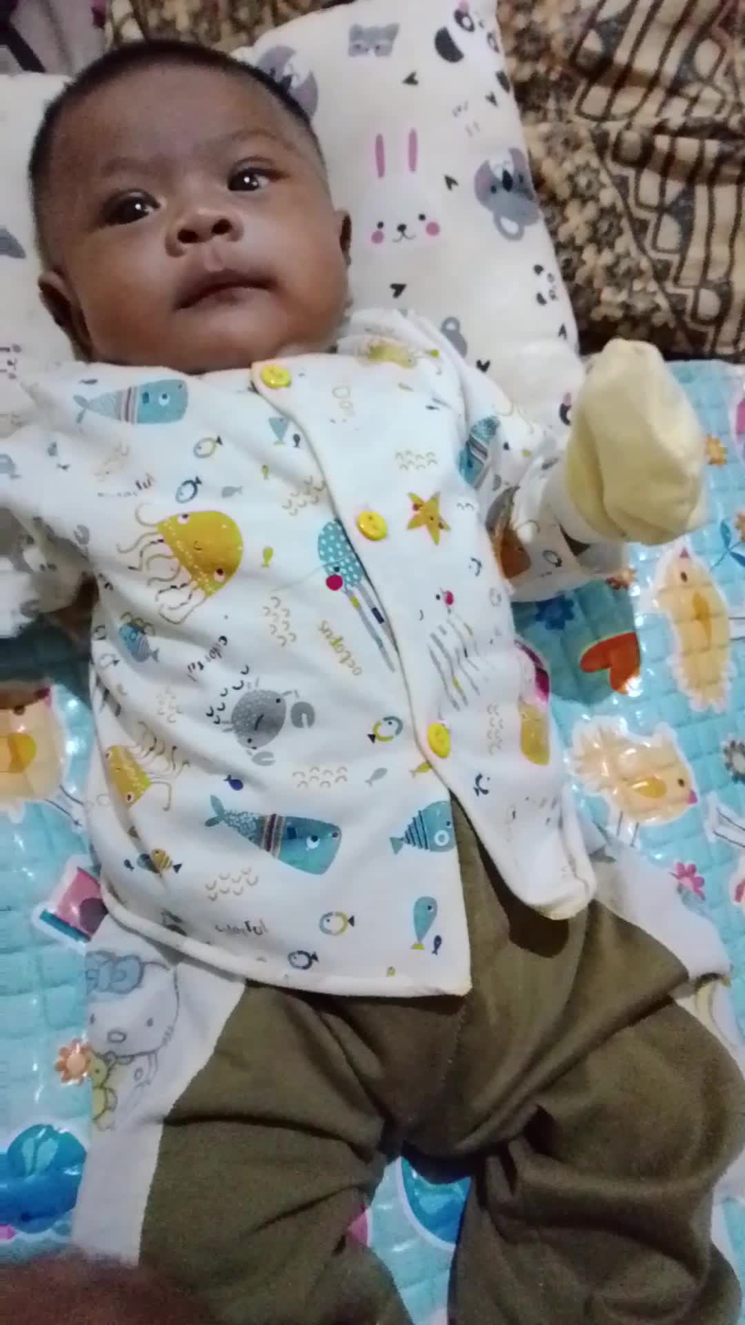 anak bayi 2 bulan senyum" trus??