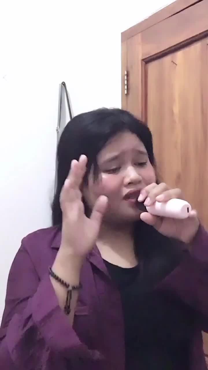 nama Uswatun Hasanah umur 19 cita cita ingin menjadi penyanyi dangdut semoga bisa lolos