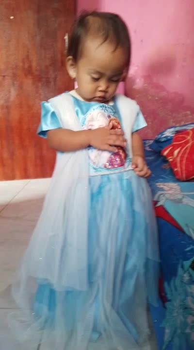 kayla umur 2th uda mau jd elsa ini guys😁
#frozenelsa
#Putri 
#Cantik yg natural 