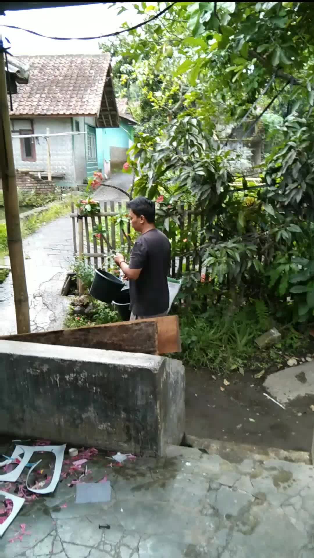 ngangkut air dulu gaes, kekeringan nih