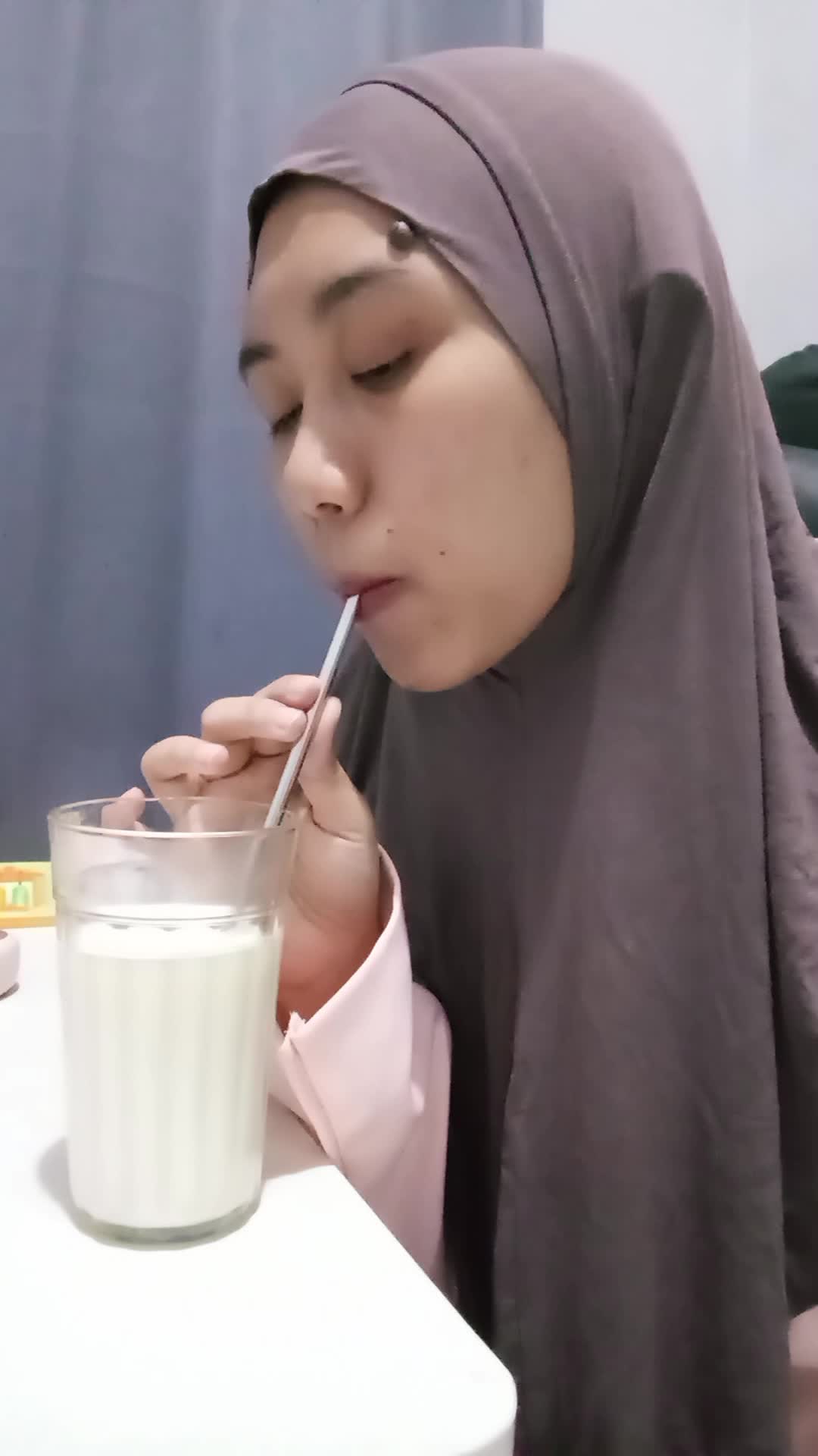 minum susu yang manis manis