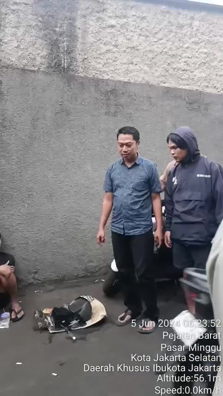 kejadian Maling kaca spion milik warga komplek Pejaten elok 