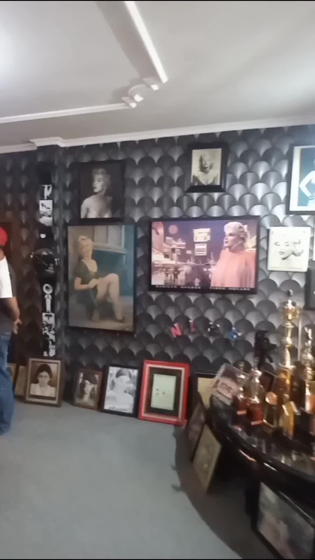 berkunjung ke museum Nike Ardilla di Bandung 

#nikeardilla #rctiplus #legend #music 