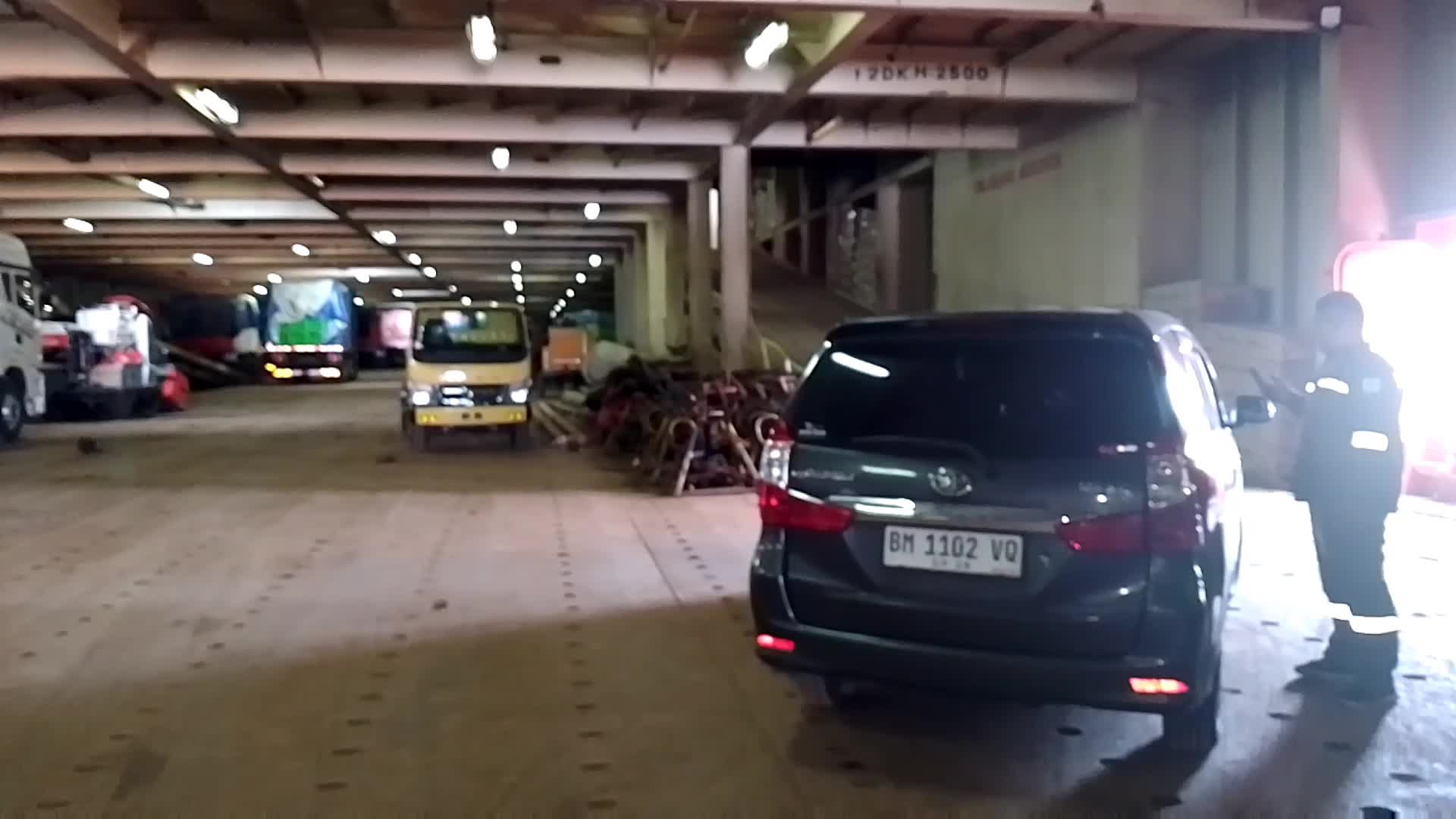 isi dalam kapal Roro pemuatan di ikt domestik Tanjung Priok 