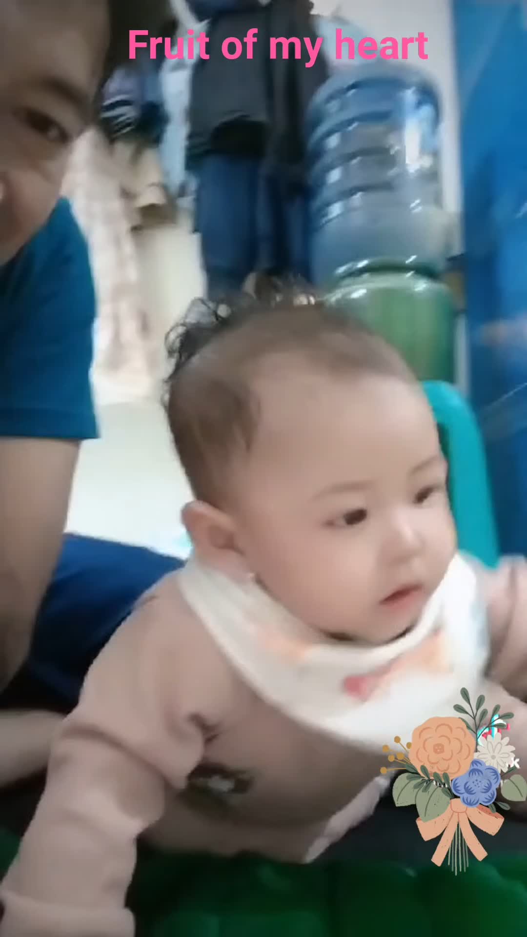 The little one is only 5 months old. #MyFirstVidioOnHot+ #Viral  #familytime  #babylucu 