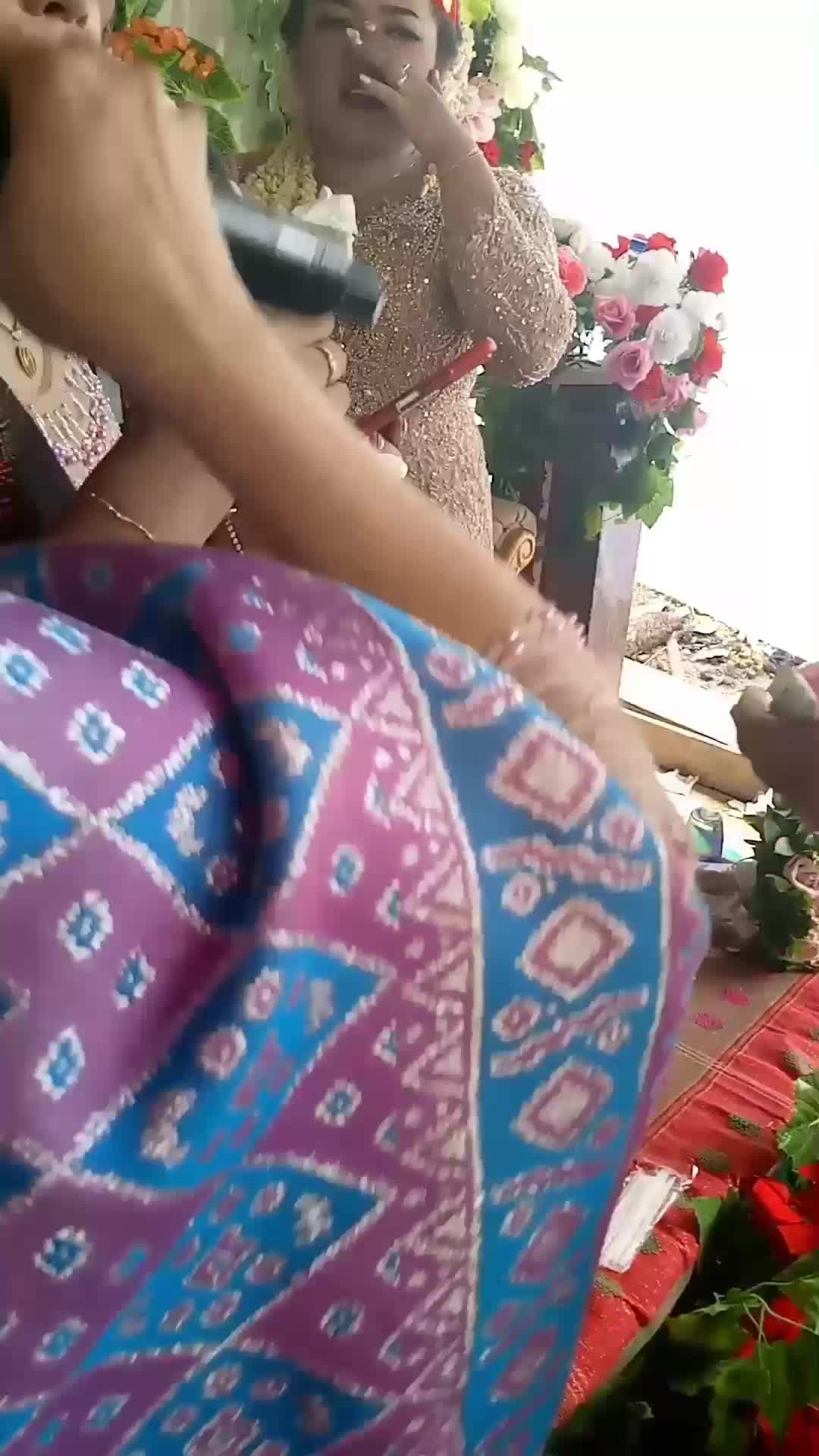 Ketika kakak bernyanyi di acara pernikahan adeknya yang bersuami bule