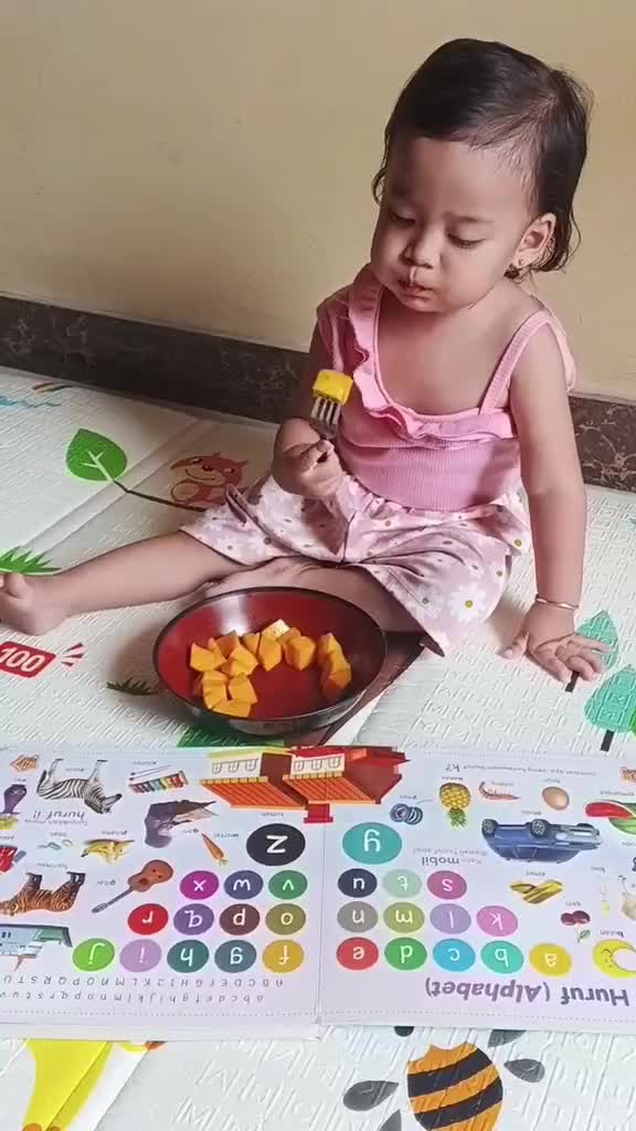 MaasyaaAllah Makan Sendiri yaa Nak...