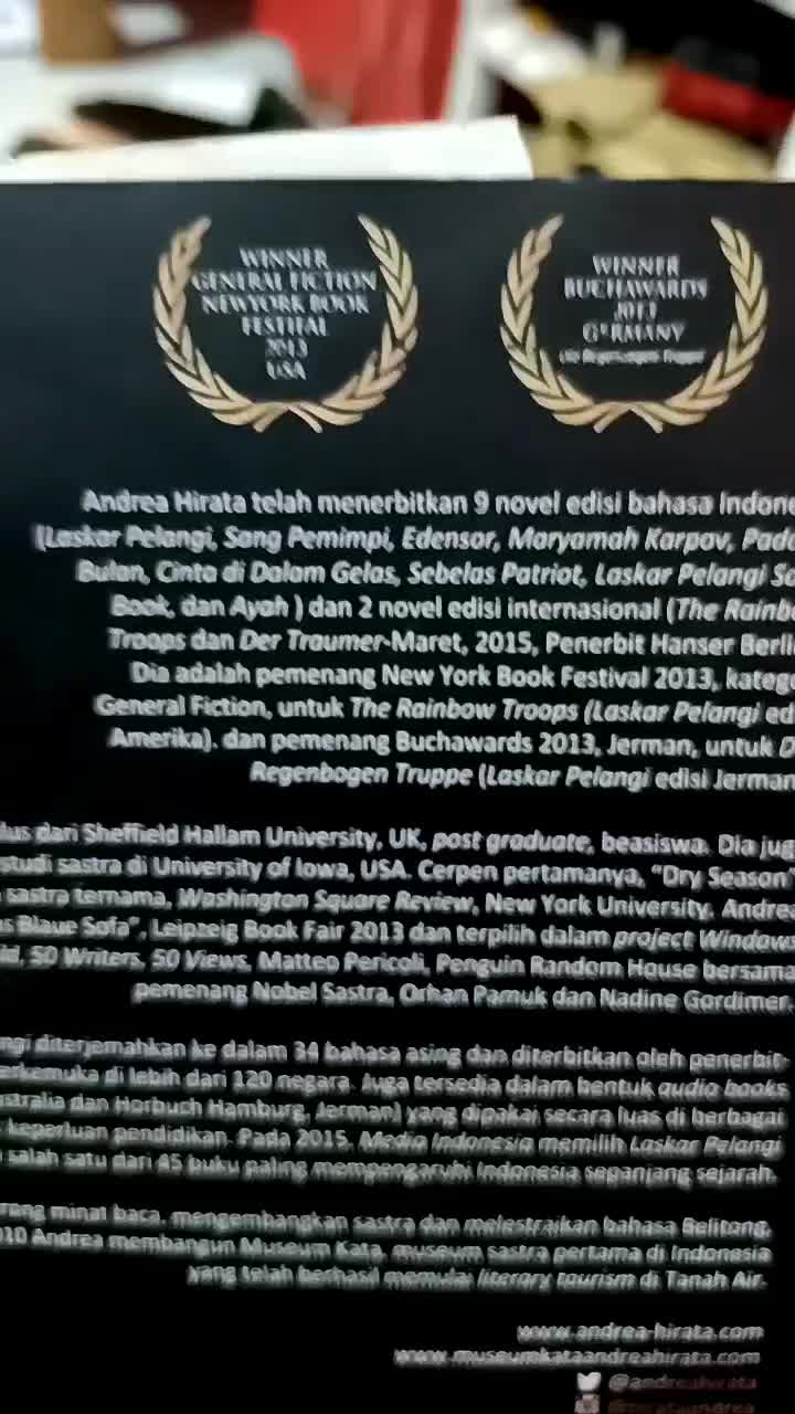 AYAH 
Andrea Hirata
Novel
sangat menyentuh, perjuangan seorang ayah dari sudut pandang seorang anak, penuh kharisma romantis seorang ayah se