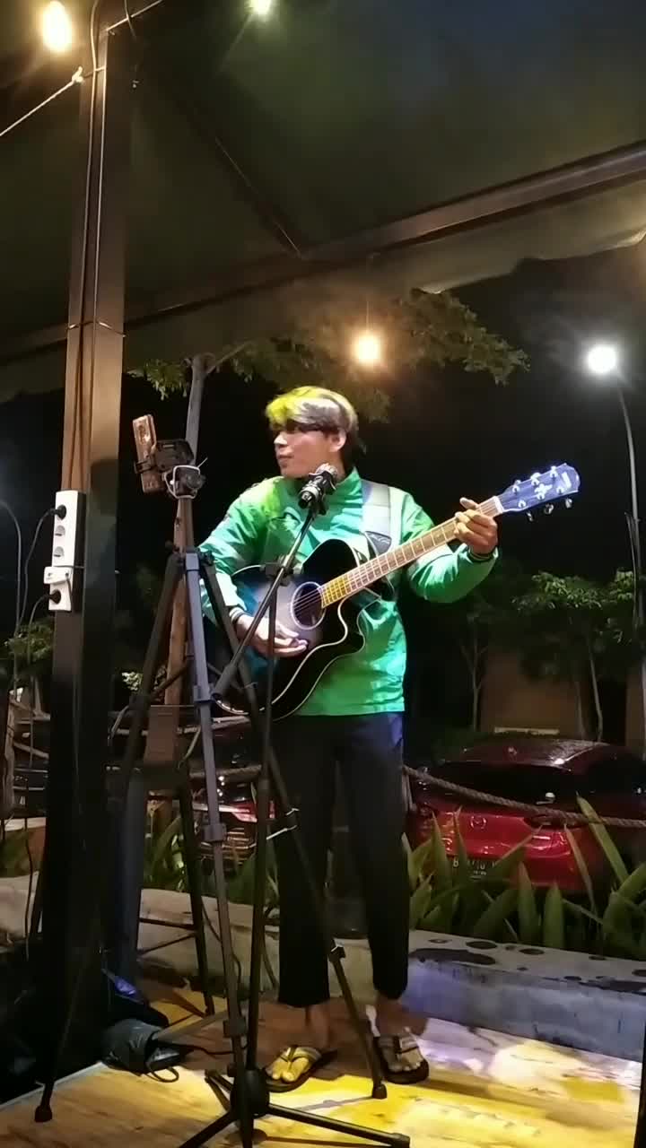 Cover lagu rocket rocker di Caffe