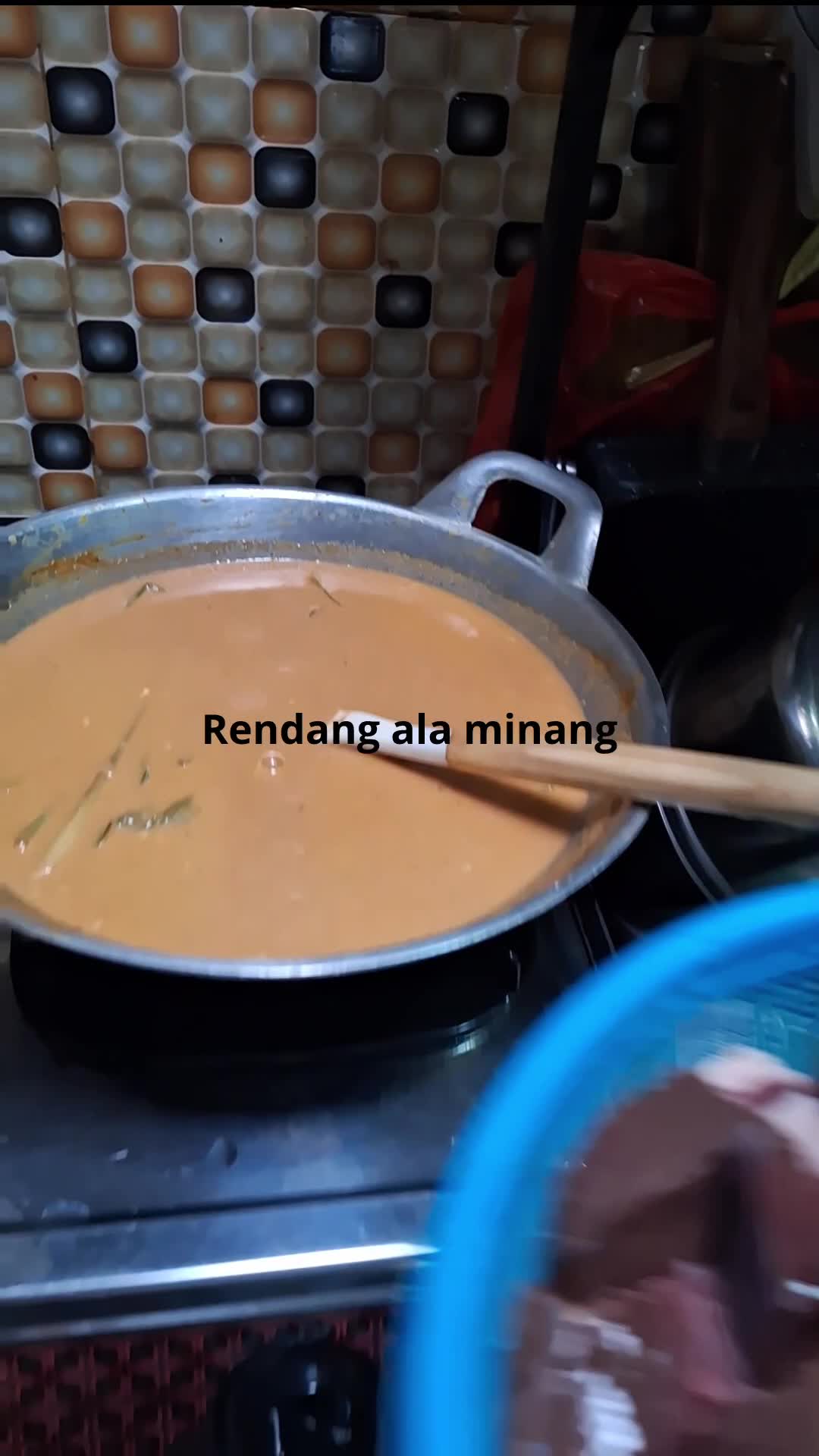 masak bumbu beserta santan ,aduk sampai mengolak setelah itu masukkan dagingny ,aduk jng smpai pecah santan ,sampai sat .../ hbis santan ny 