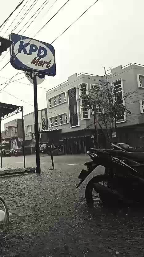 ini ada kebanjiran di Kalimantan Timur di jalan Kemang