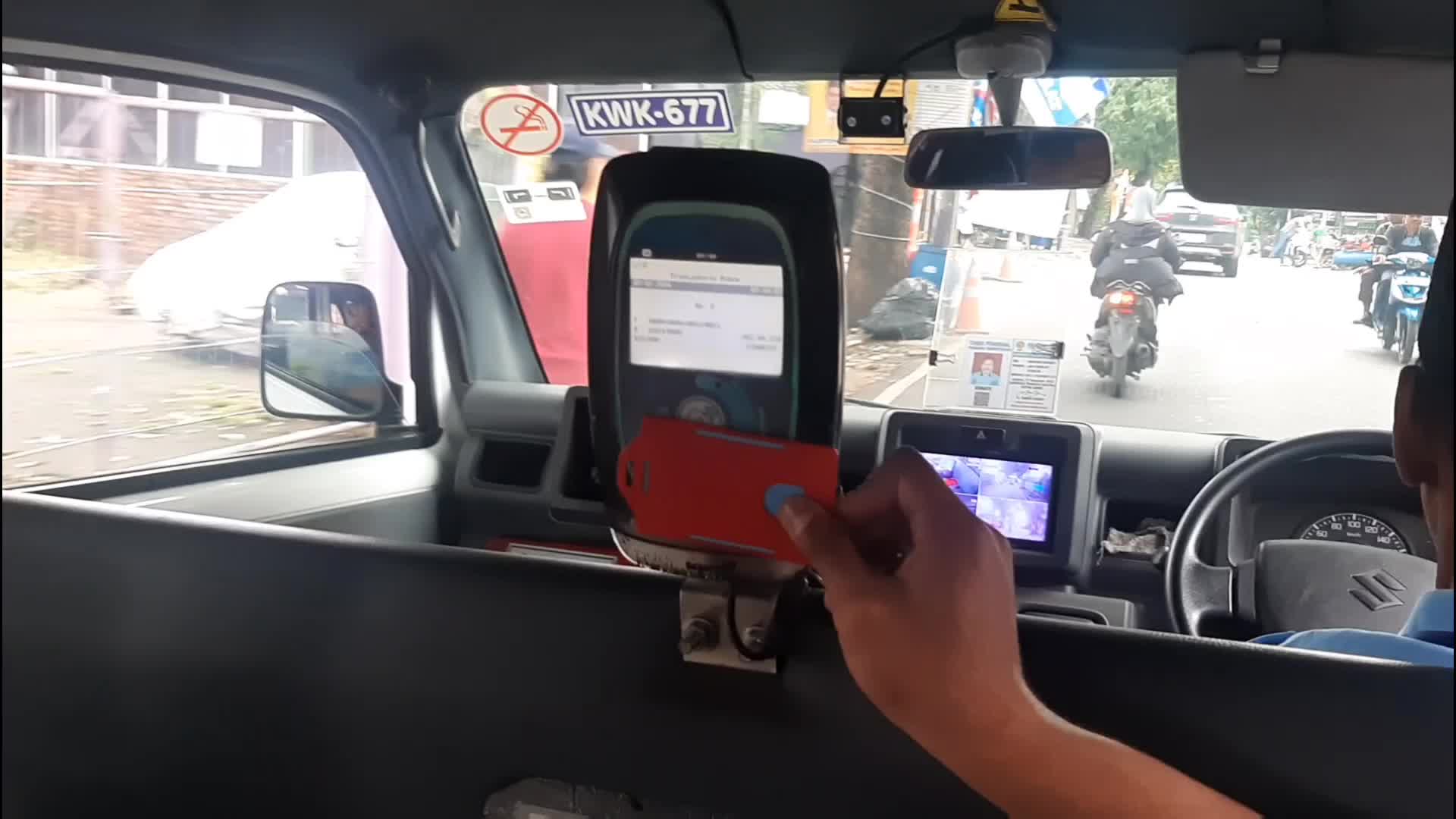 Naik Angkot di Jakarta (Jaklingko) emang aman & nyaman. ada 4 CCTV  di dalam 2 & di luar 2 kamera