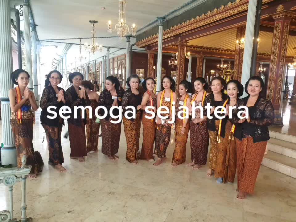 wanita bersanggul indonesia sowan kasunanan surakarta