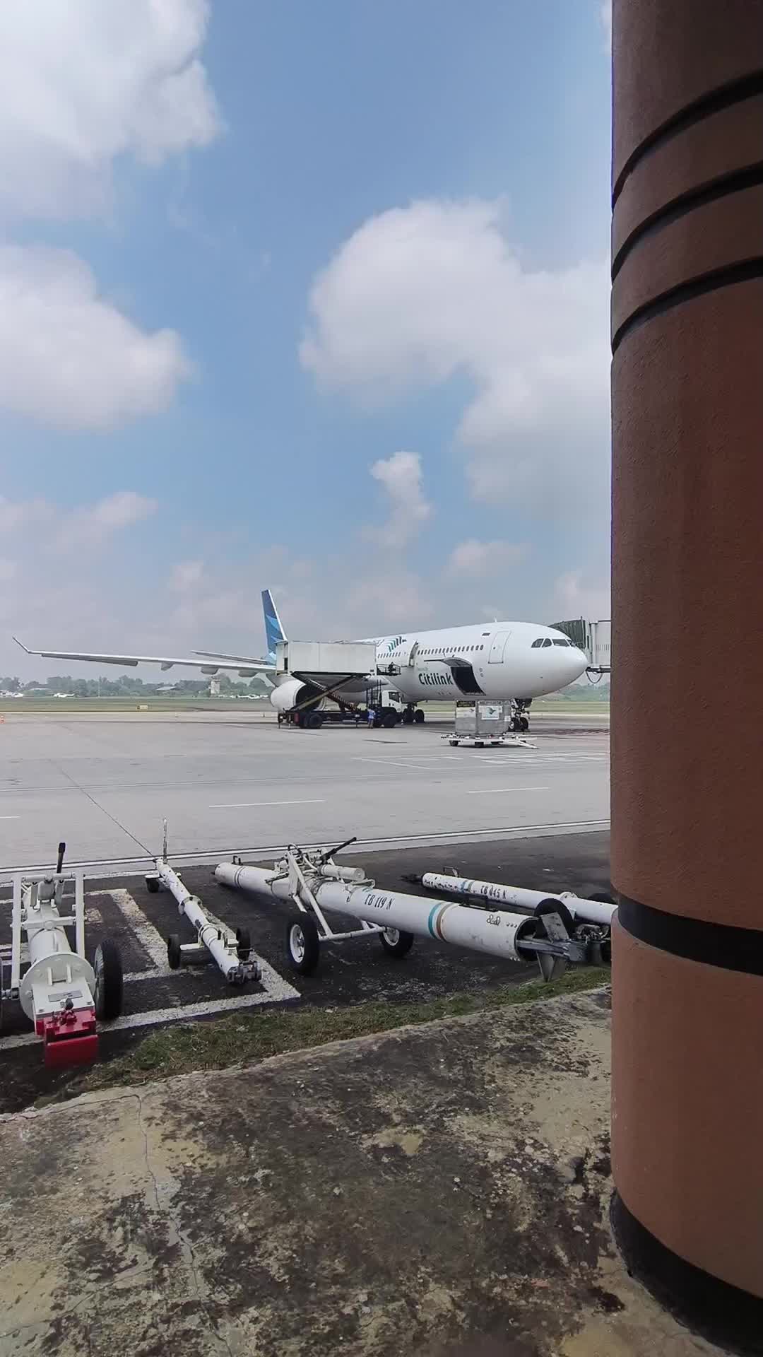 ketika rival parkir berdekatan