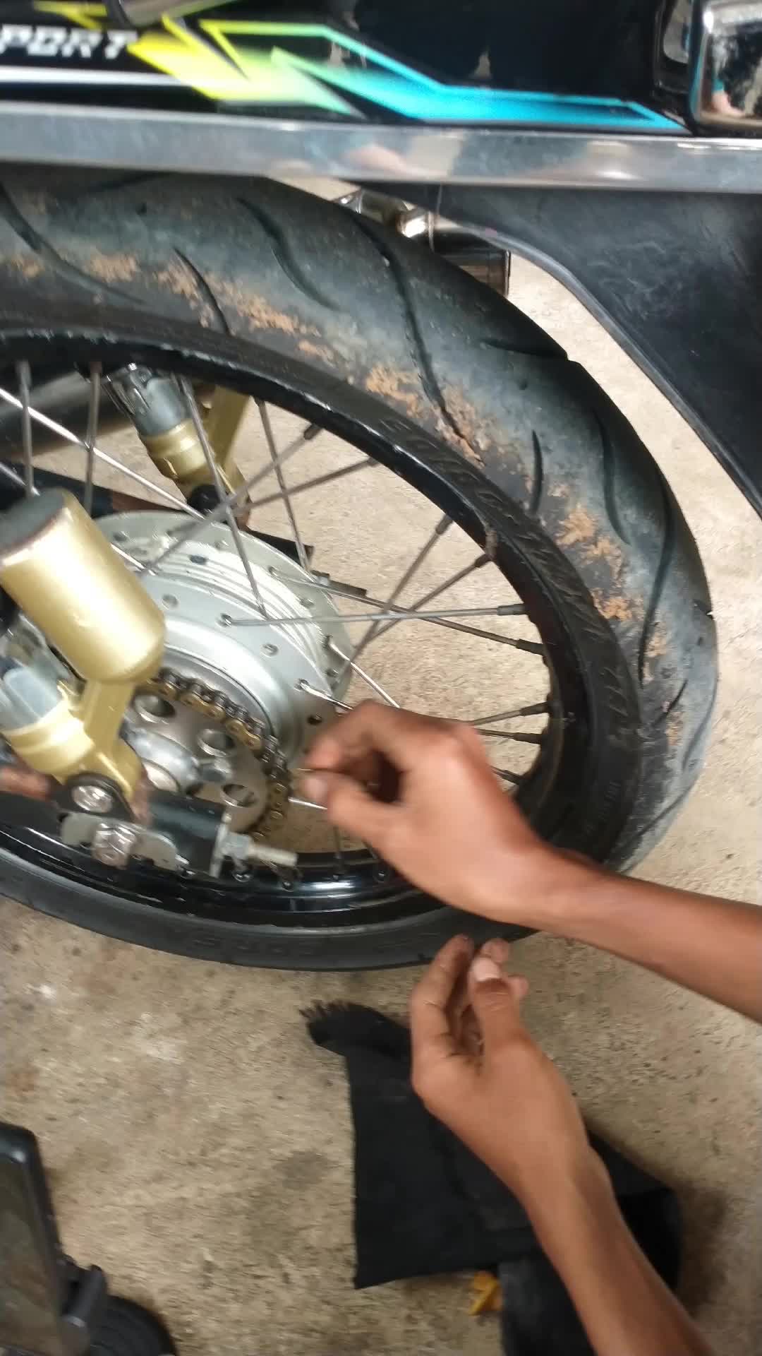 Memasang kunci Rantai 