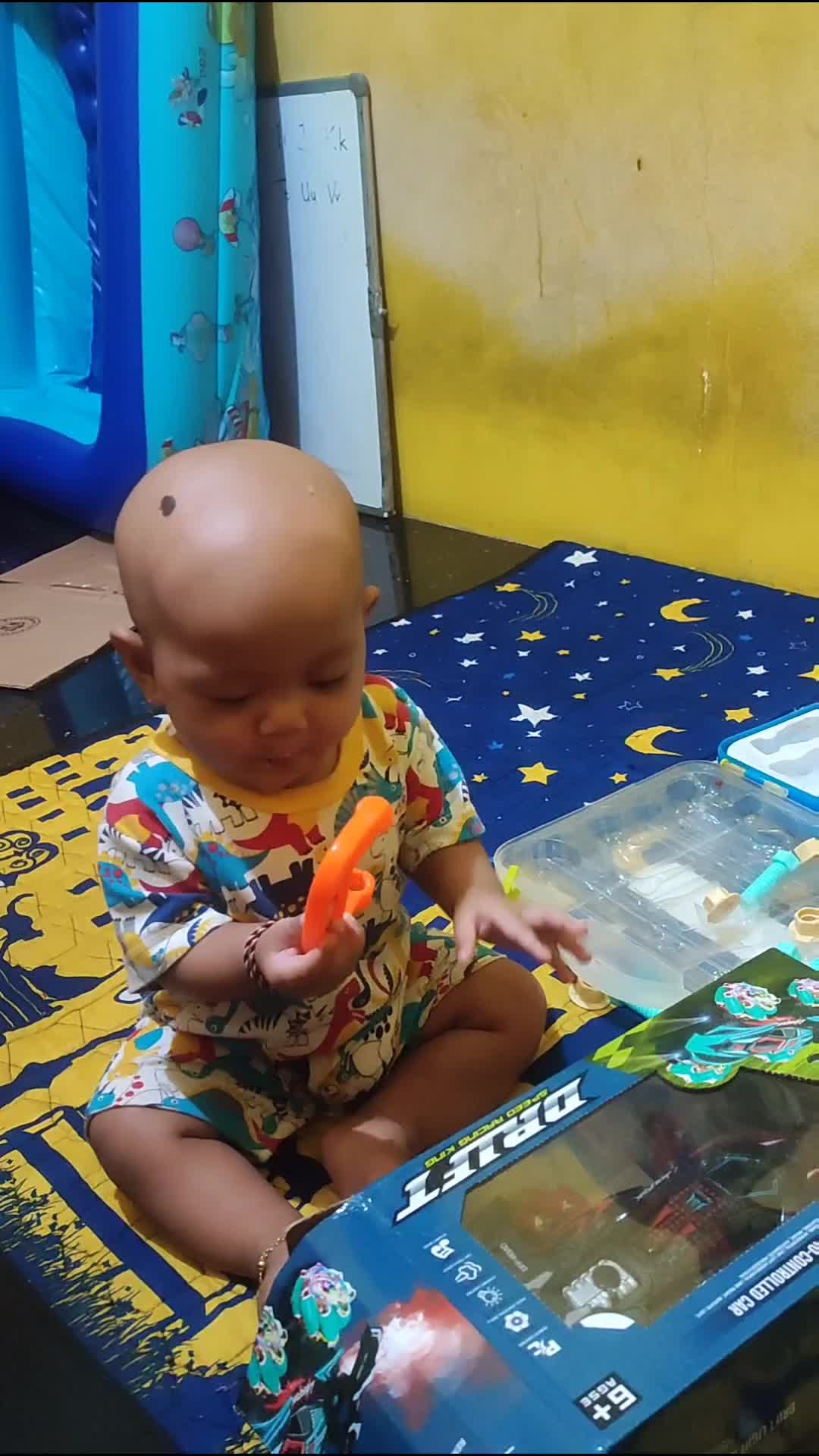 makan sambil bermain
#babylucu  #cutebaby 