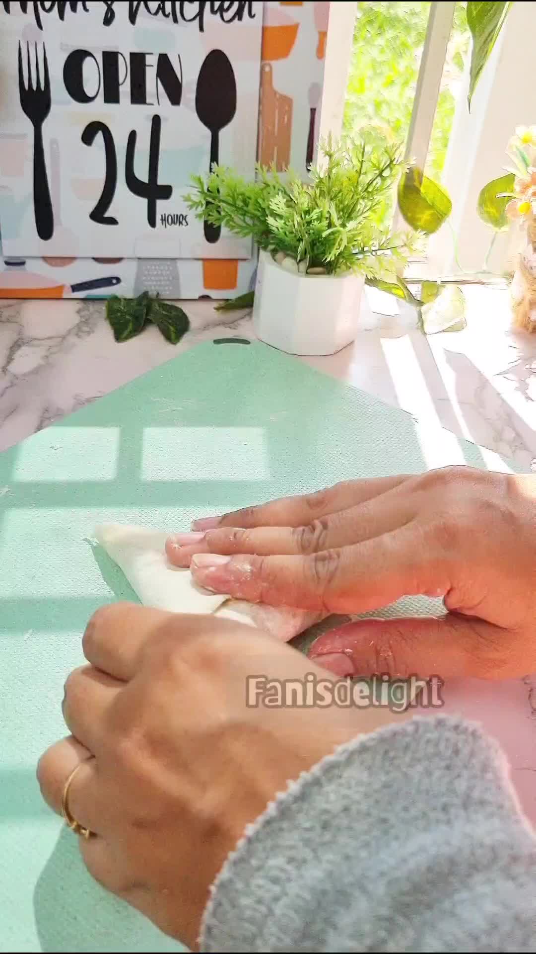 Cara melipat kulit lumpia bentuk segitiga