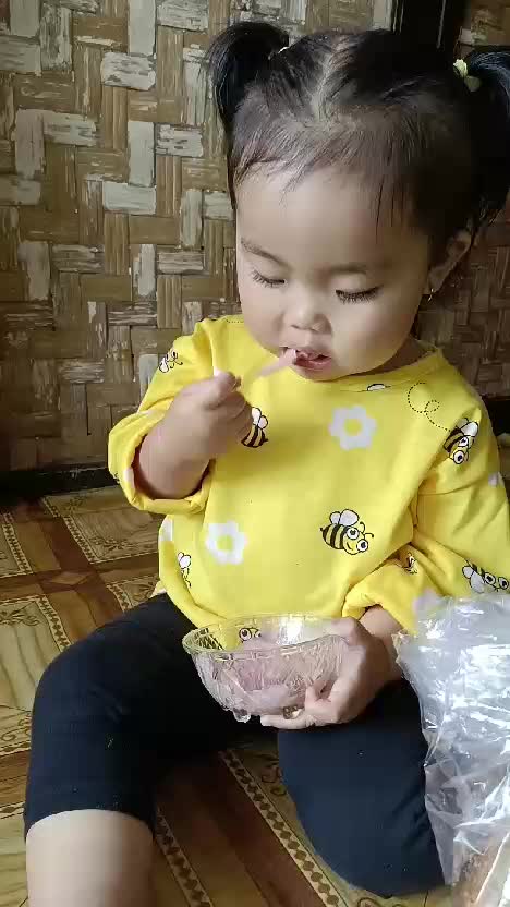 yang lagi makan eskrim