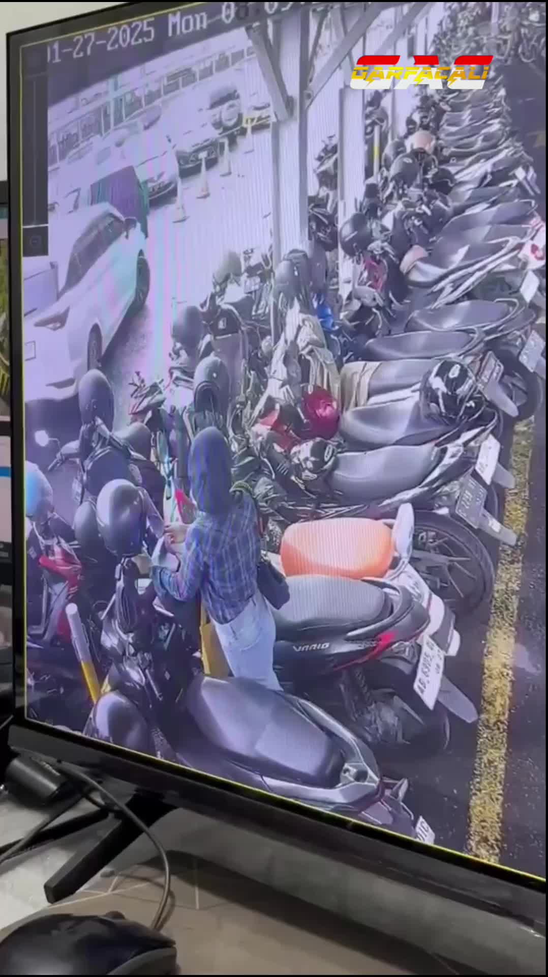 HELM DI PARKIRAN STASIUN TUGU DICOLONG
