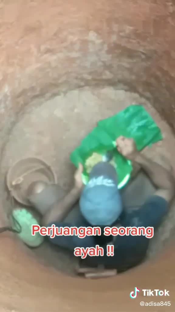 perjuangan seorang ayah yg sedang gali sumur 