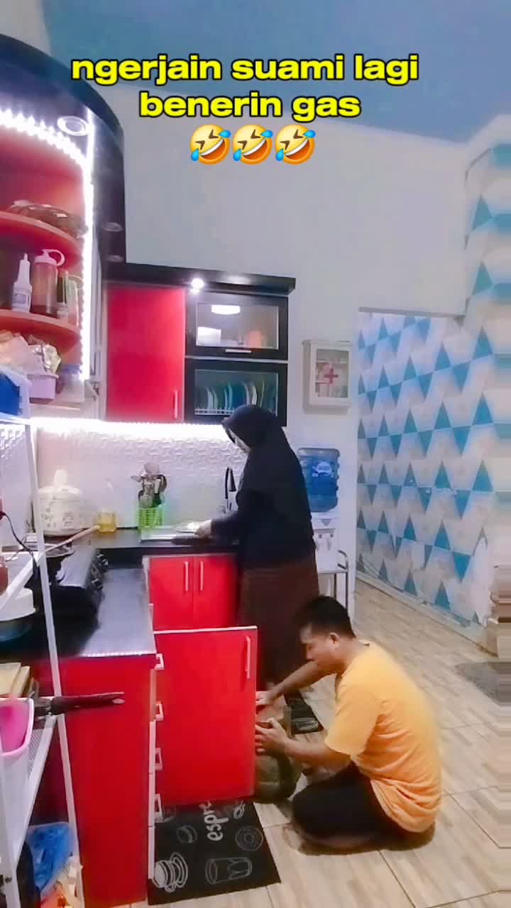 ngerjain suami lagi benerin gas elpiji? #comedy #lucu #RCTIPlus #