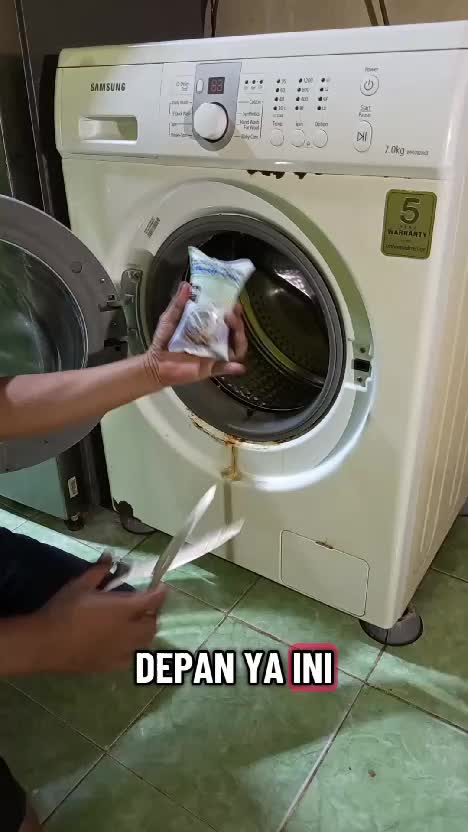 Deterjen khusus untuk membersihkan tabung mesin cuci