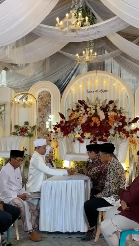 detik detik pengucapan akad nikah oleh mempelai pria


#RCTIPlus #HOTrctiplus #short #Viral #RCTIoke #rcti #rctiofficial #icrcti #hotrcti #w