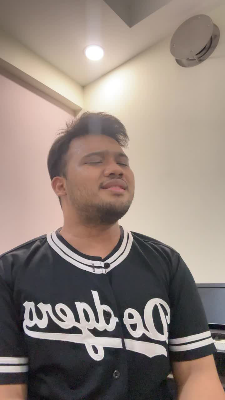 IDOL_XIII FARRAS : 26 tahun : BATAM : bruno mars : versace on the floor 