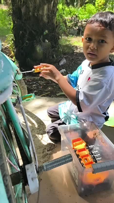 anak 4 tahun sedang perbaiki sepeda  #anakpintar 
