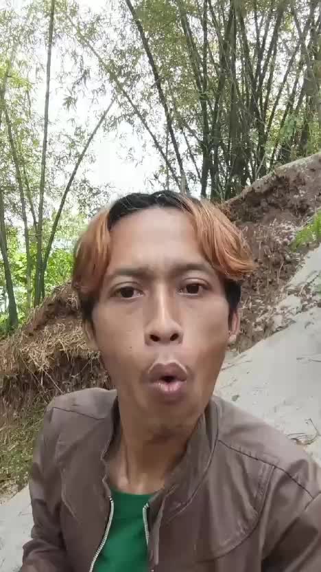kenapa lagu nya jadi eror begini gaes 😩

#videolucu #hiburan #komedi #fyp #Viral 