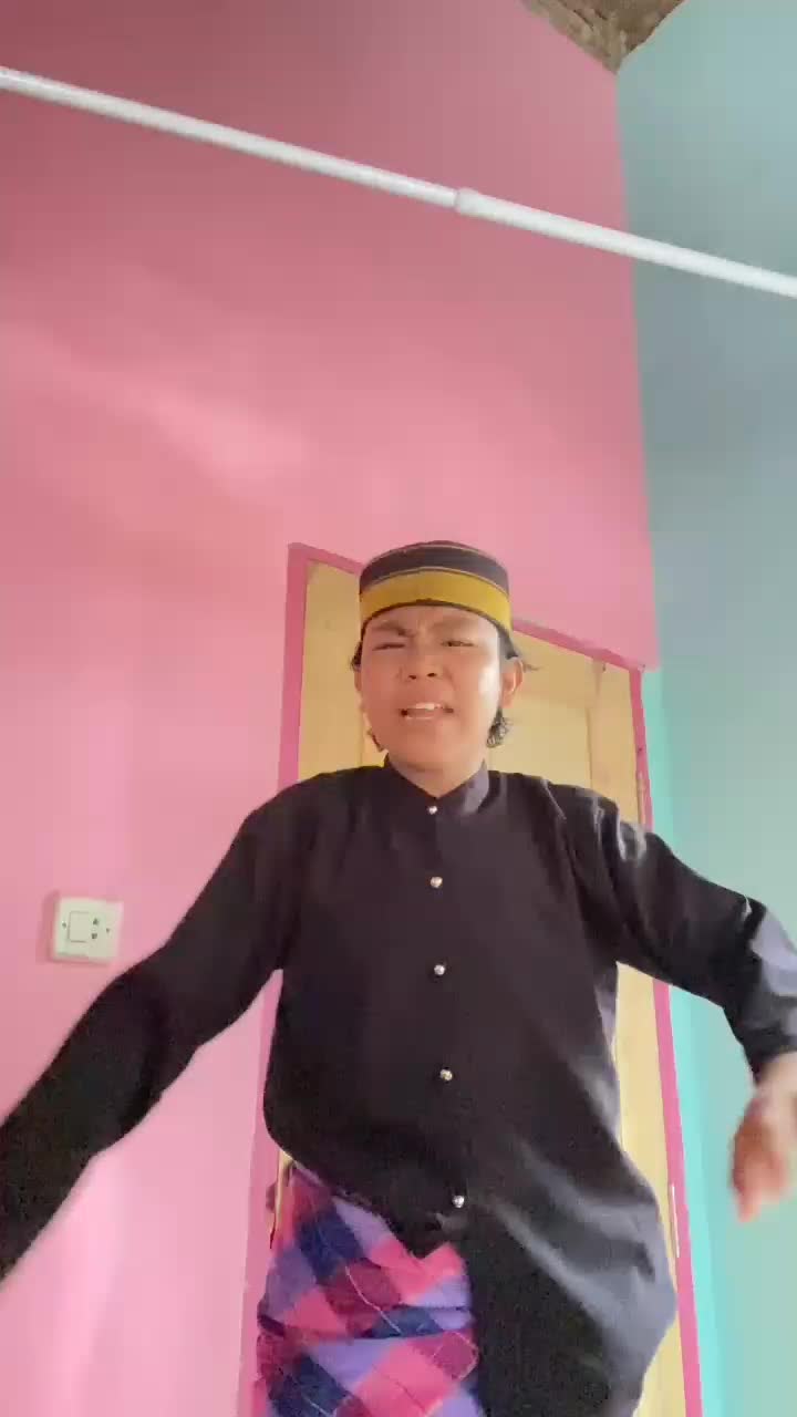 KDI2025 NAMA: AHMAD HAIRUL RIAS RISA 
UMUR:20 TAHUN 
ASAL : BANTAENG SULAWESI SELATAN 
HOBI: MENYANYI+MEMASAK
PEKERJAAN: PENYANYI PANGGUNG K