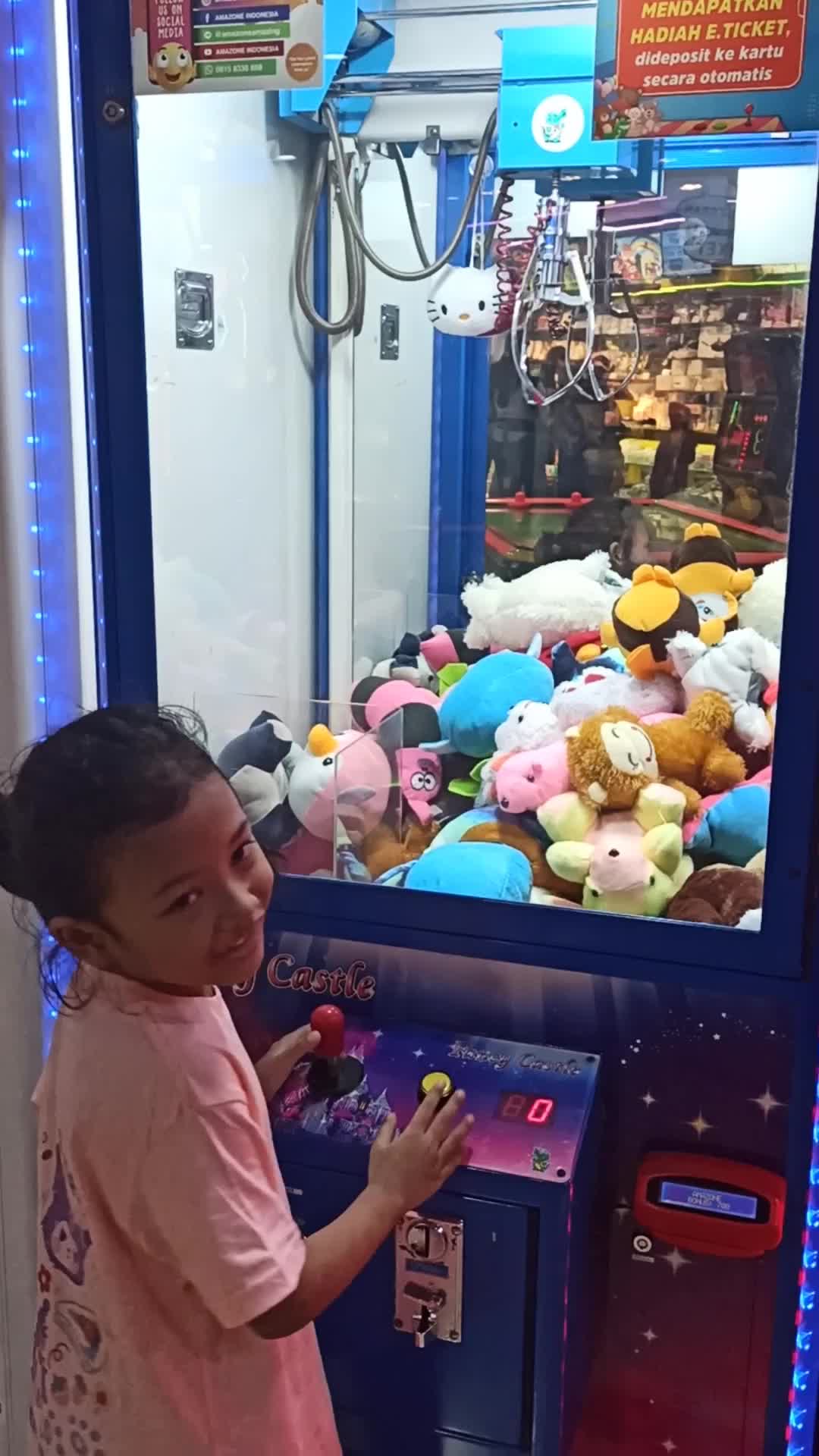 Kawan Kawan Ajarin Kakak Nau untuk Main Ambil Boneka ini,, gimana caranya.